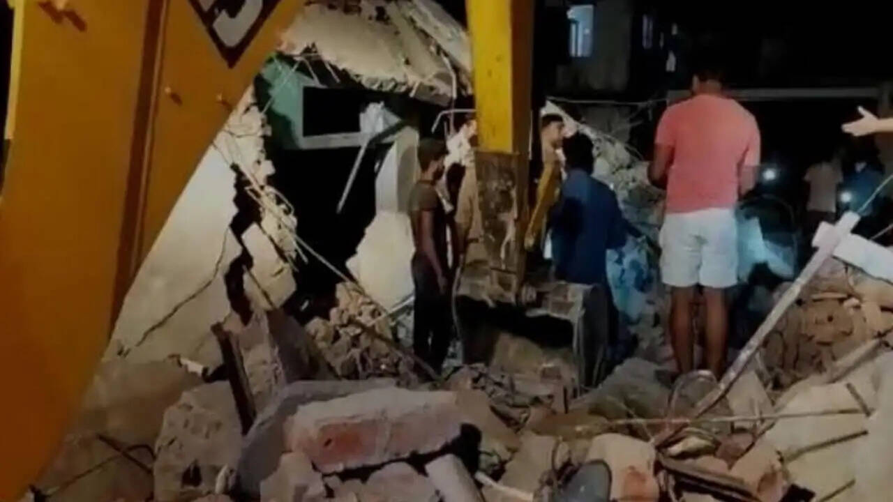 गैस सिलेंडर में ब्लास्ट से गिरा 2 मंजिला मकान, 4 बच्चों समेत 8 की मौत,