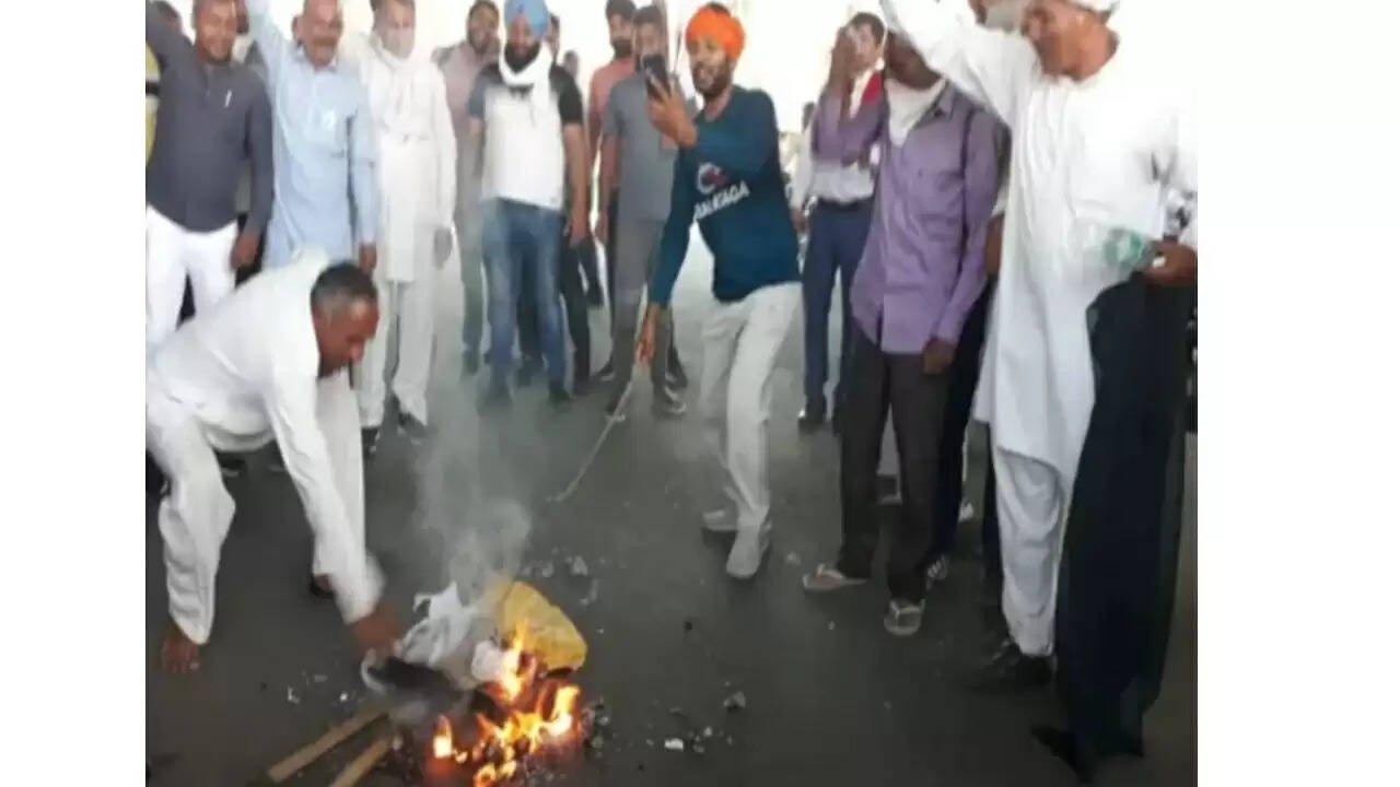 लघु सचिवालय के बाहर किसान फूँक रहें पुतले, अंदर दुष्यंत चौटाला की मीटिंग जारी,