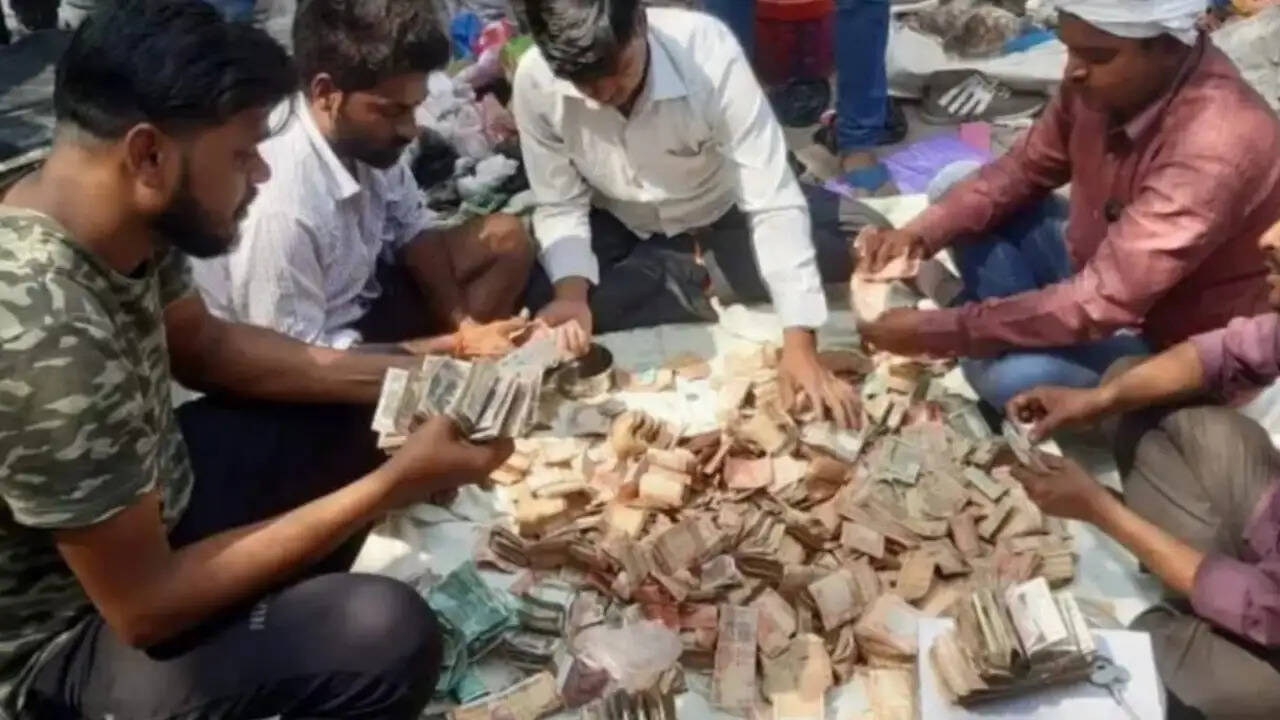 साधु की मौत के 1 साल बाद ली झोपडी की तलाशी, निकलें इतने पैसे हैरान रह जाएंगे आप,