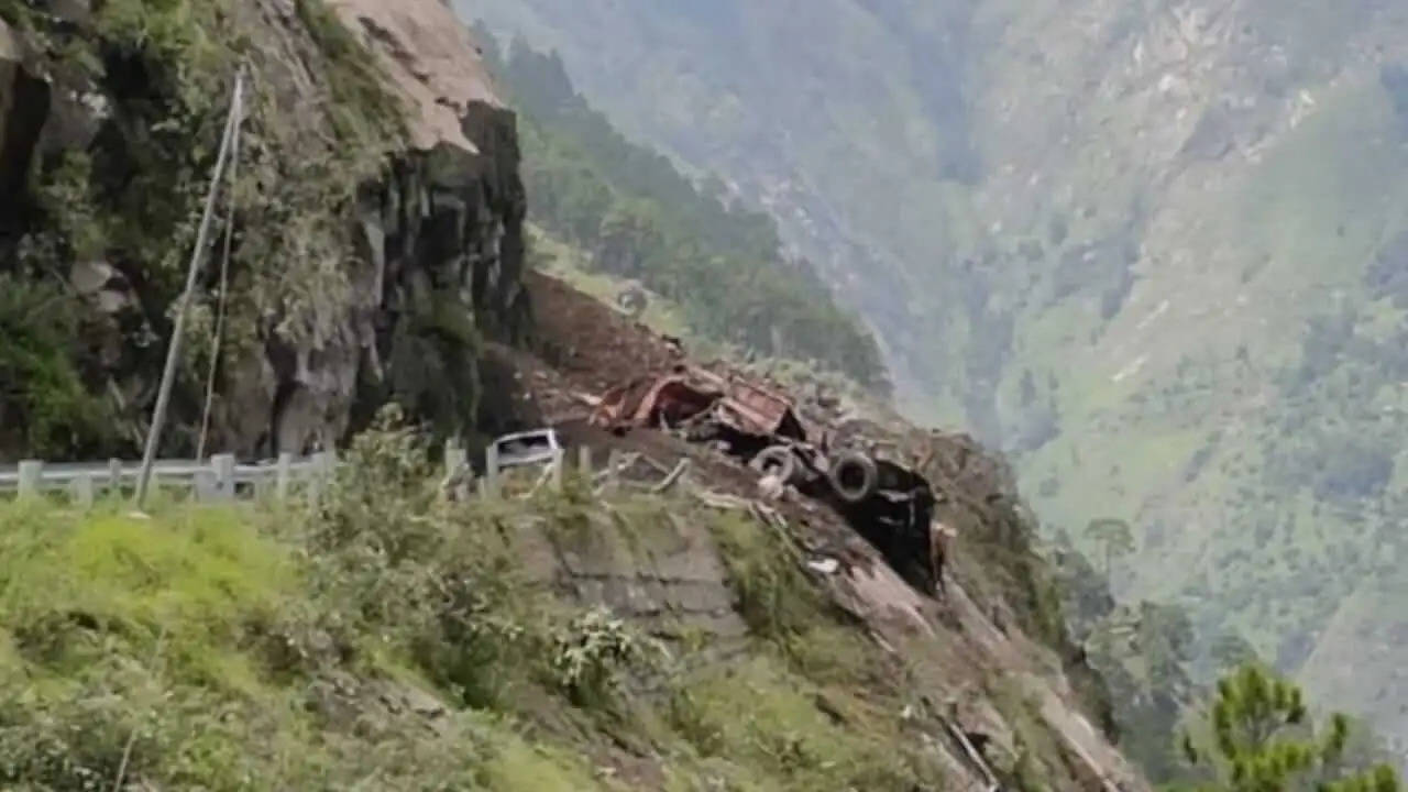 हिमाचल में पहाड़ में लैंडस्लाइड यात्रियों से भरी बस व गाड़ियां दबीं, 40 लोगों के फसे होने की आशंका