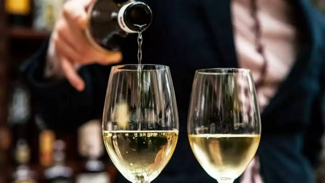 7 लाख रुपए महीना तनख्वाह, रहना खाना पीना फ्री, शराब फैक्ट्री दें रही नौकरी, जानिए ख़बर