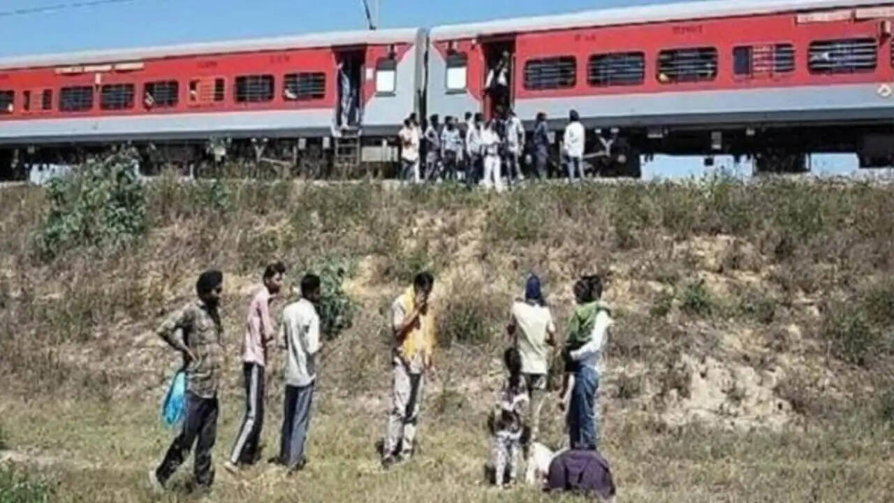 पंजाब में दिल दहला देने वाली घटना, चलती ट्रेन से बाहर गिरी डेढ़ साल की मासूम बच्ची,