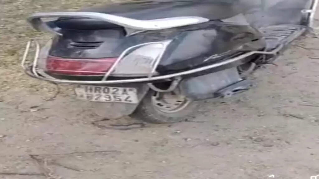 स्कूटी लेकर घर से गया बाहर, 30 मिनट बाद अधजली अवस्था में मिला शव,