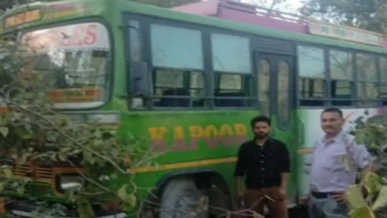 चलती बस में चालक को आया हार्ट अटैक, ऐसे बचाई 24 यात्रियों की जान,