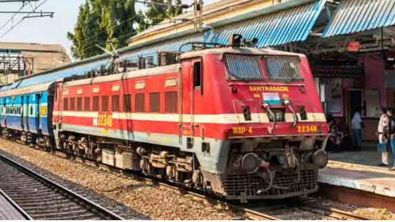 रेलवे ने चुपके से बढ़ाया किराया, बात सामने आई तो दी सफाई, जानिए कितना बढ़ा किराया,