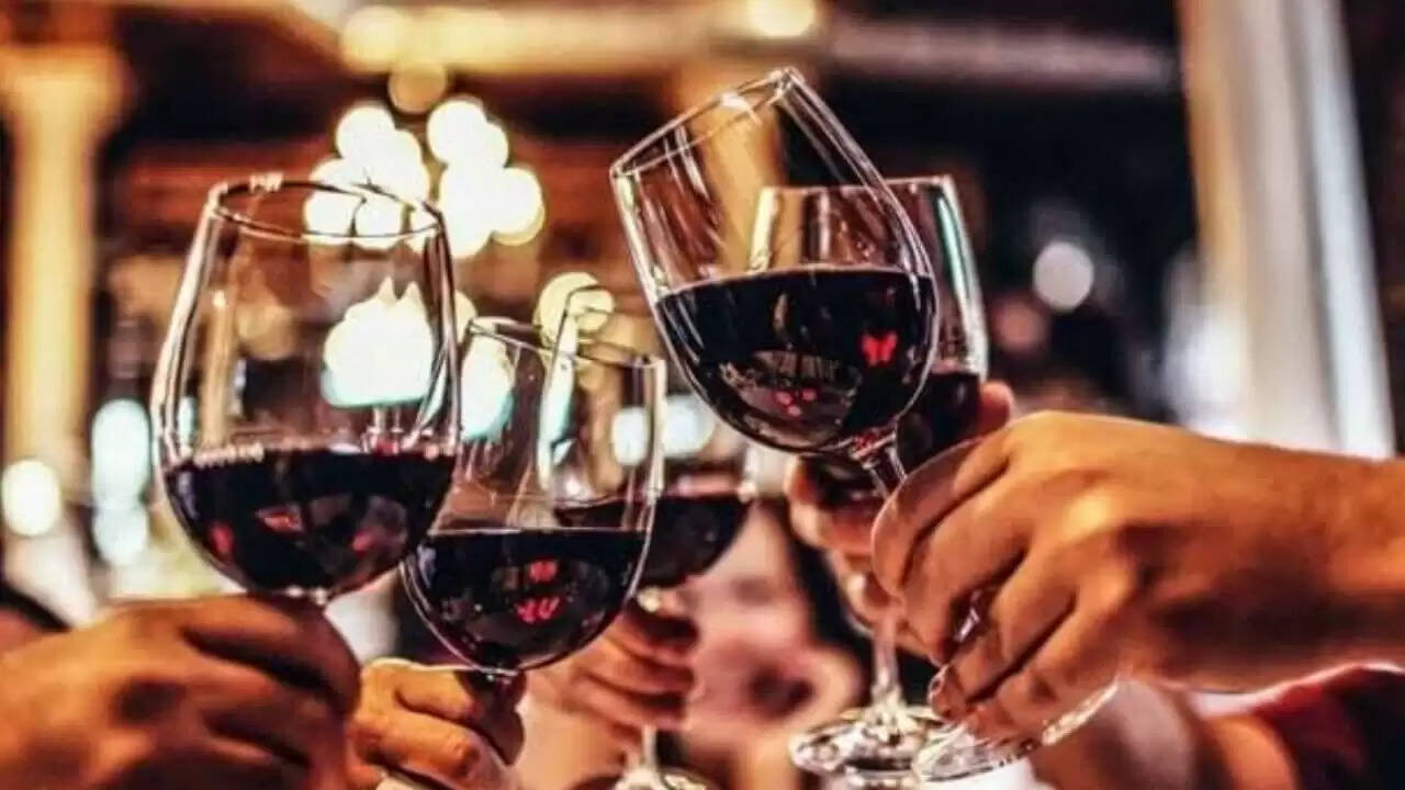 7 लाख रुपए महीना तनख्वाह, रहना खाना पीना फ्री, शराब फैक्ट्री दें रही नौकरी, जानिए ख़बर