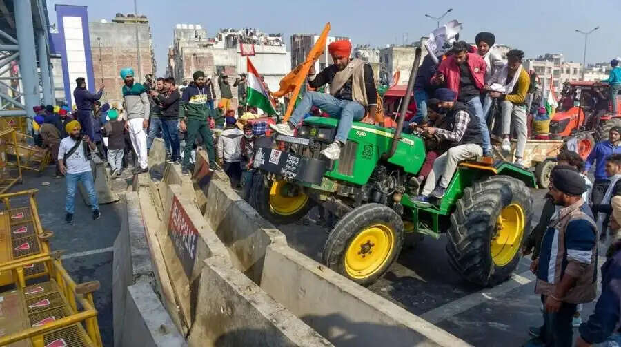 दिल्ली लाल किले के पास पहुंचे किसान भारी संख्या में भीड़, जानिए पूरी ख़बर,