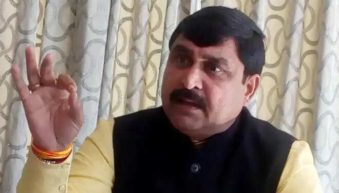 निर्दलीय विधायक बलराज कुंडु के घर और रिस्तेदारों के यहां आयकर विभाग ने की छापेमारी,