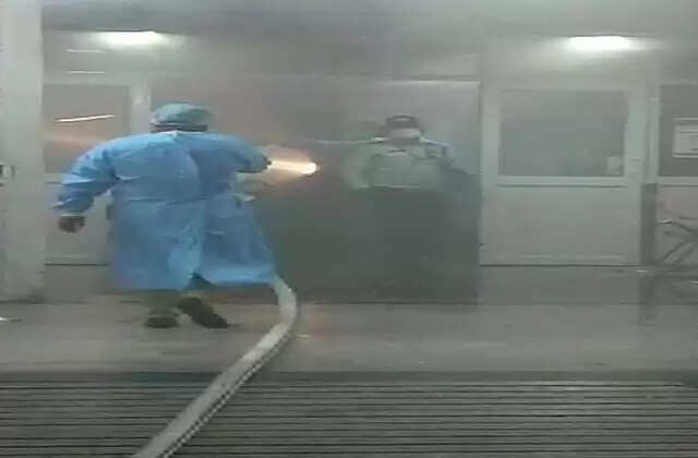 Delhi Aiims News : AIIMS के इमरजेंसी वार्ड के पास लगी आग, सड़क पर चला मरीजों का इलाज (Video)