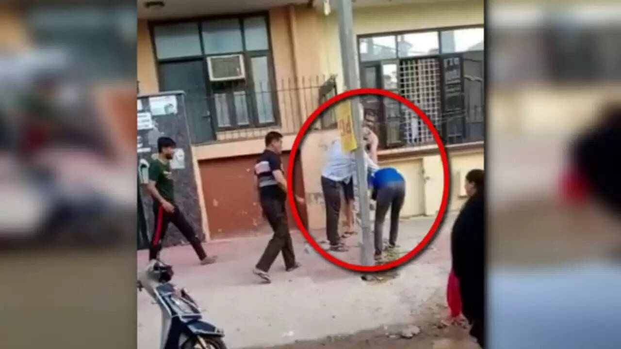 रिटायर्ड पुलिसकर्मी ने बच्चे कों पोल से हथकड़ी लगा बेहरमी से पीटा, वीडियो देख दंग रह जाएंगे आप,