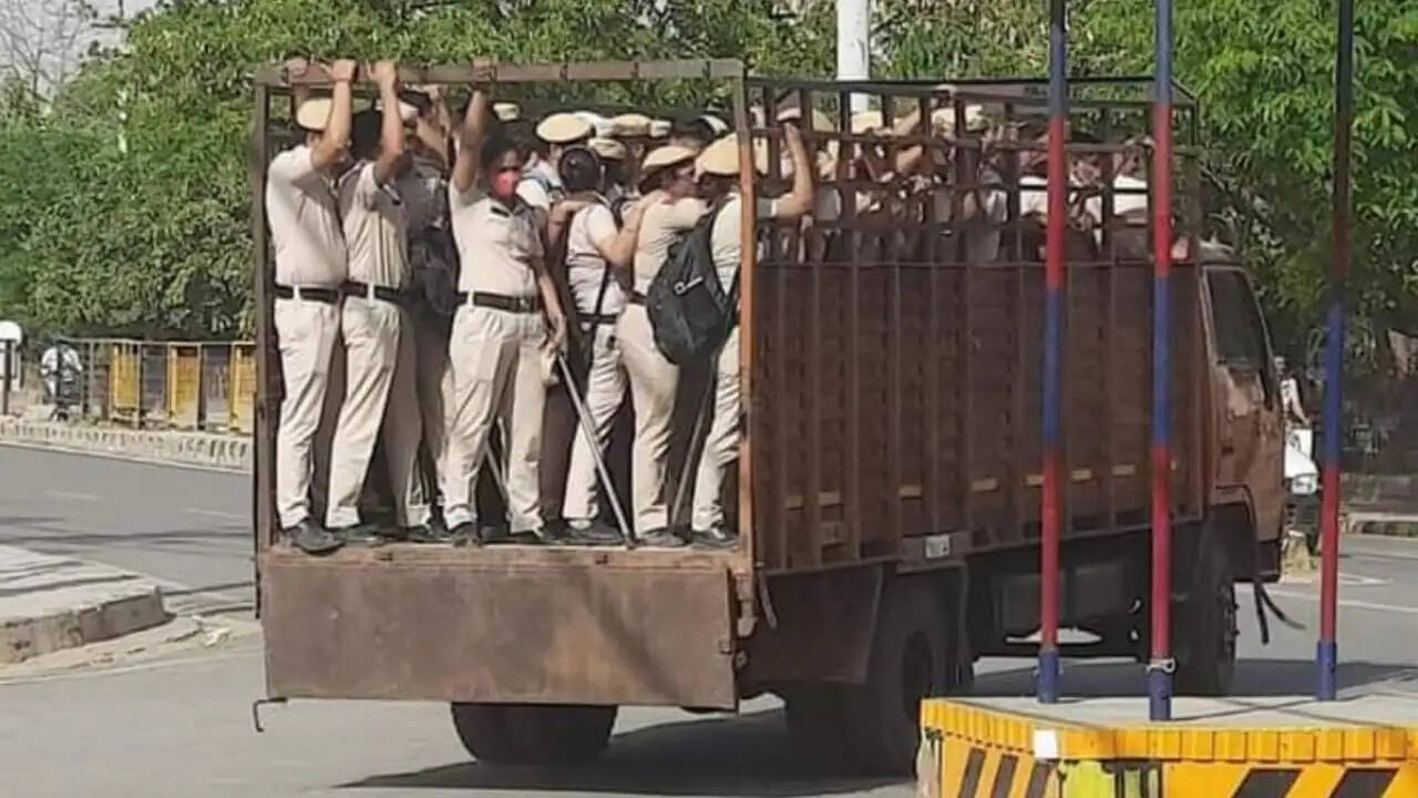 राजनैतिक कार्यक्रम में अवकाश पर रहता है कोरोना, सोशल मिडिया पर फोटोज को लेकर घमासान,