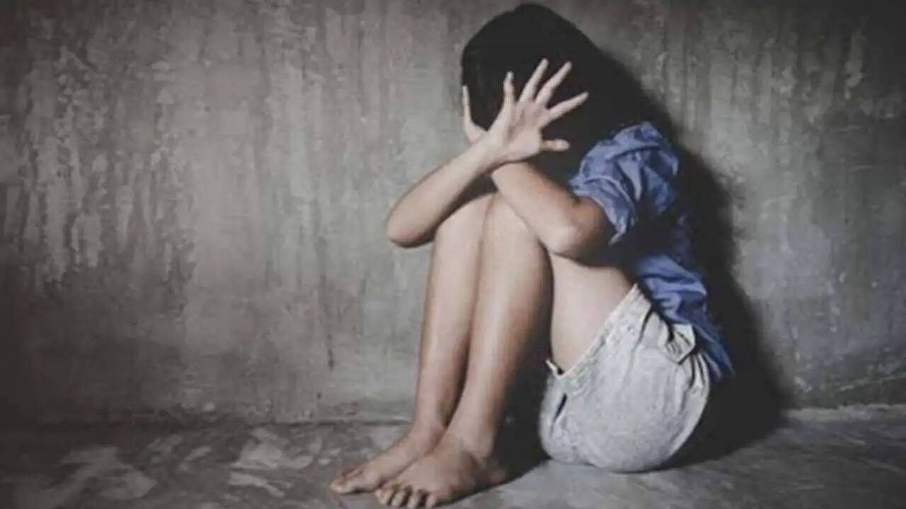 पड़ोसी ने 13 साल की बच्ची से किया दुष्कर्म, दस दिन पहले ही हुई थी बच्ची की मां की मौत