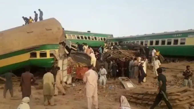 पाकिस्तान में दर्दनाक हादसा, ट्रेन पटरी से उतर सामने आती दूसरी ट्रेन से टकराई