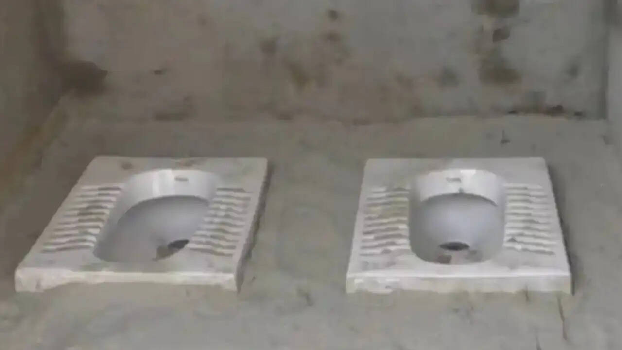 एक शौचालय में लगा डाली 2 टॉयलेट सीटें, अधिकारी गए तों आँखे फ़टी रह गई,