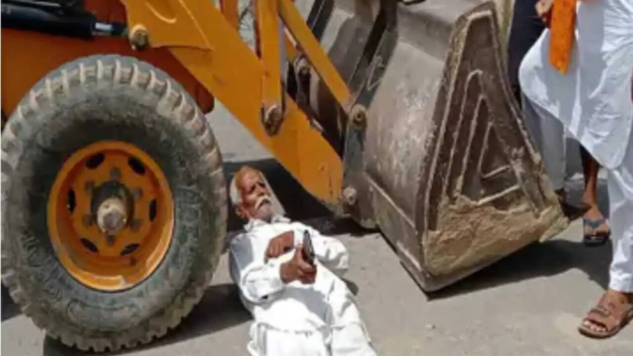 सिरसा में किसानों ने मांगी इच्छामृत्यु, गुजरात-अमृतसर नेशनल हाईवे का काम रुकवाया