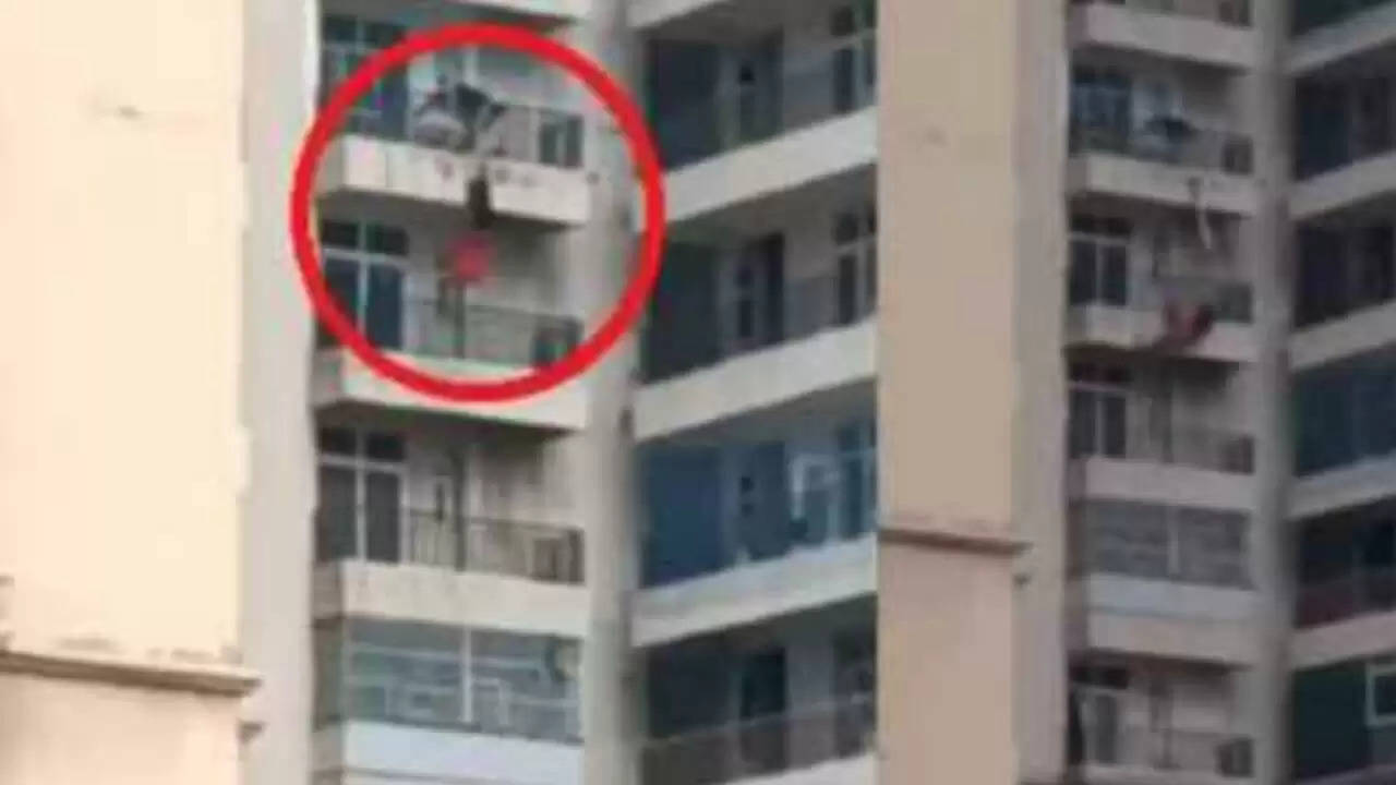 पत्नी ने 9वीं मंजिल से लगा दी छलांग, पति ने पकड़ा हाथ पड़ोसियों ने नीचे बिछाए गद्दे, वीडियो वायरल