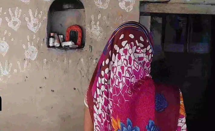 अपने गाँव जा रही महिला को रोककर पत्ति के सामने किया गैंगरैप