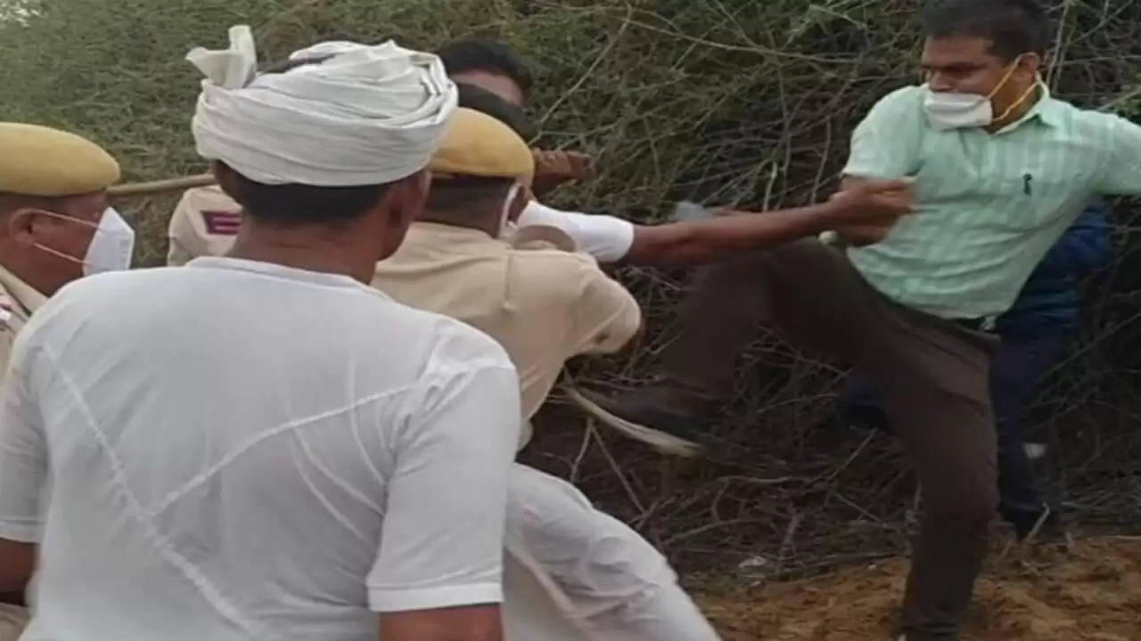 जमीन का मुहावजा मांग रहे किसान को एसडीएम ने मारी लात, वीडियो वायरल