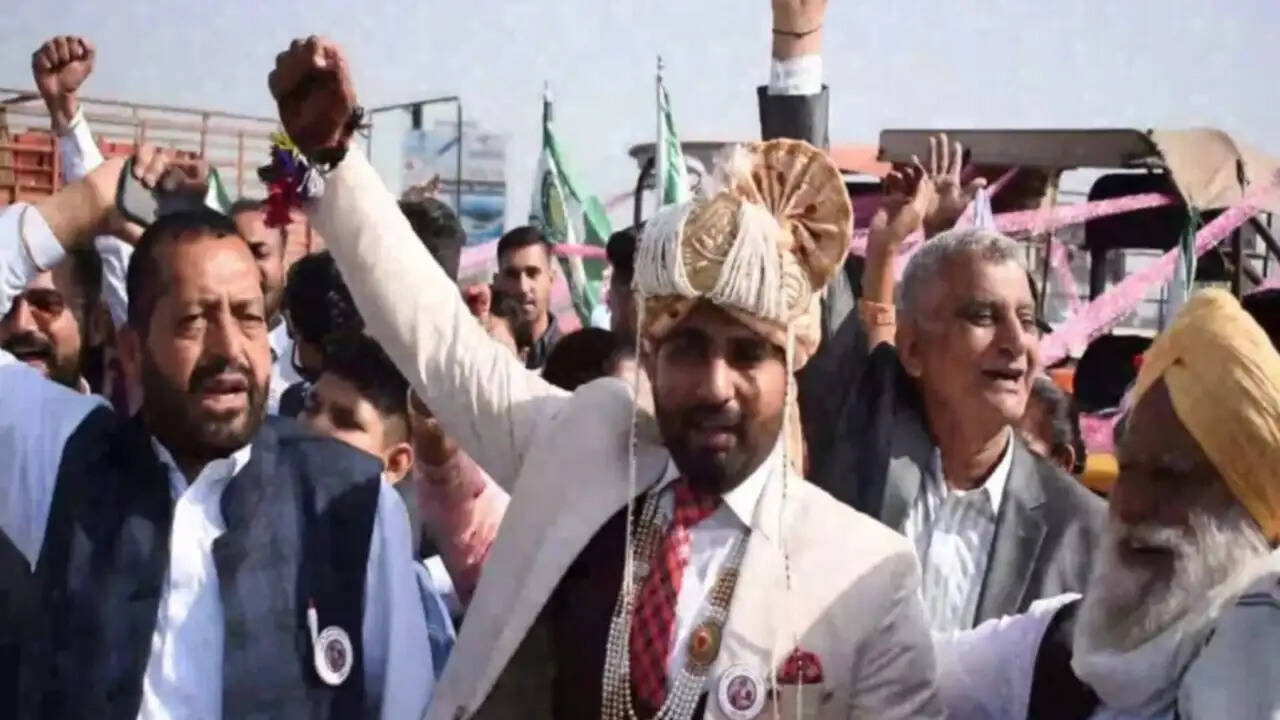 दूल्हा बारात लेकर किसान आंदोलन में पहुंचा, और किसानों के बीच जो बोला वह जानिए,