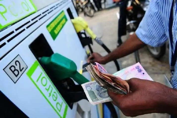पेट्रोल की कीमतें पाकिस्तान में अन्य पड़ोसी देशों के मुकाबले कम, भारत में सबसे महंगा