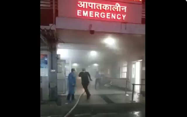 Delhi Aiims News : AIIMS के इमरजेंसी वार्ड के पास लगी आग, सड़क पर चला मरीजों का इलाज (Video)