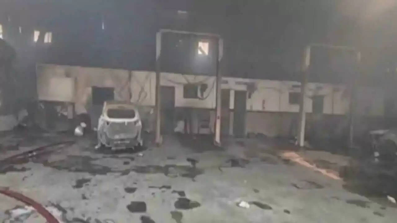 Hyundai शोरूम और KIA सर्विस सेंटर में लगी भयंकर आग, 17 कारें जलकर राख