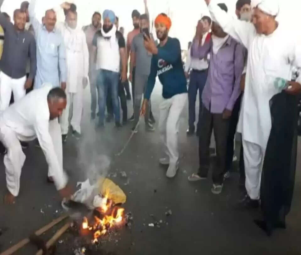 लघु सचिवालय के बाहर किसान फूँक रहें पुतले, अंदर दुष्यंत चौटाला की मीटिंग जारी,