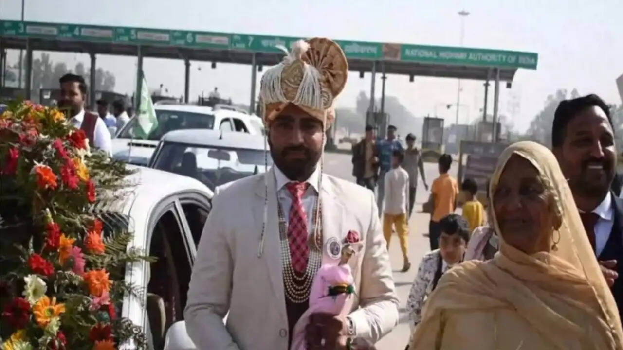 दूल्हा बारात लेकर किसान आंदोलन में पहुंचा, और किसानों के बीच जो बोला वह जानिए,