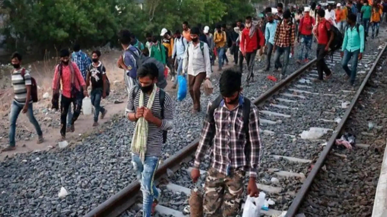 2020 में 8700 लोगों की रेल पटरियों पर गई जान, ज्यादातर प्रवासी मजदूर जो पैदल घर गए थे,