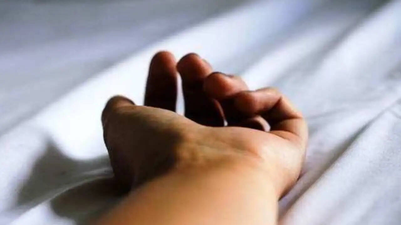 खेत में लटका मिला युवक का शव, 6 महीने पहले की थी लव मैरिज,