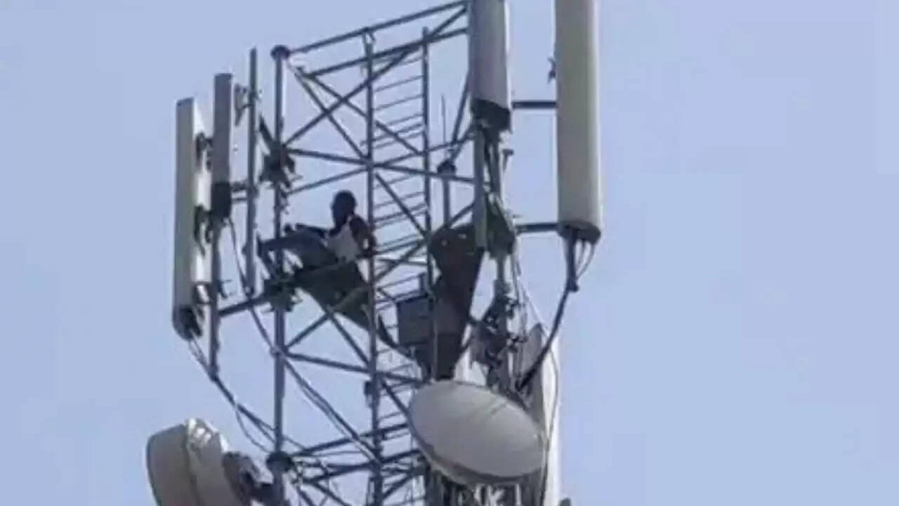 टावर पर चढ़ कूदने की धमकी दे रहा रेप और हत्या का आरोपी, पुलिस की दिक्क़तें बढ़ी,