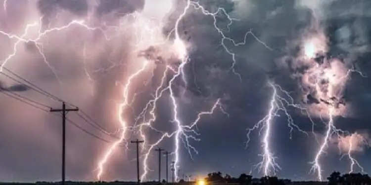 Sky Lightning : राजस्थान और उत्तर प्रदेश में आसमानी बिजली गिरने से 60 लोगों की मौत, 200 मवेशियों की गई जान