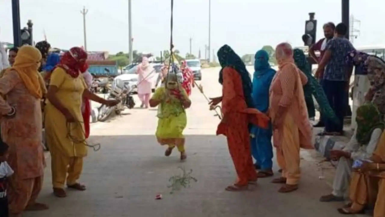 महिला किसानों ने टोल पर मनाया तीजोत्सव, कहा सरकार के हठ के कारण सड़क पर त्यौहार मनाने को मजबूर