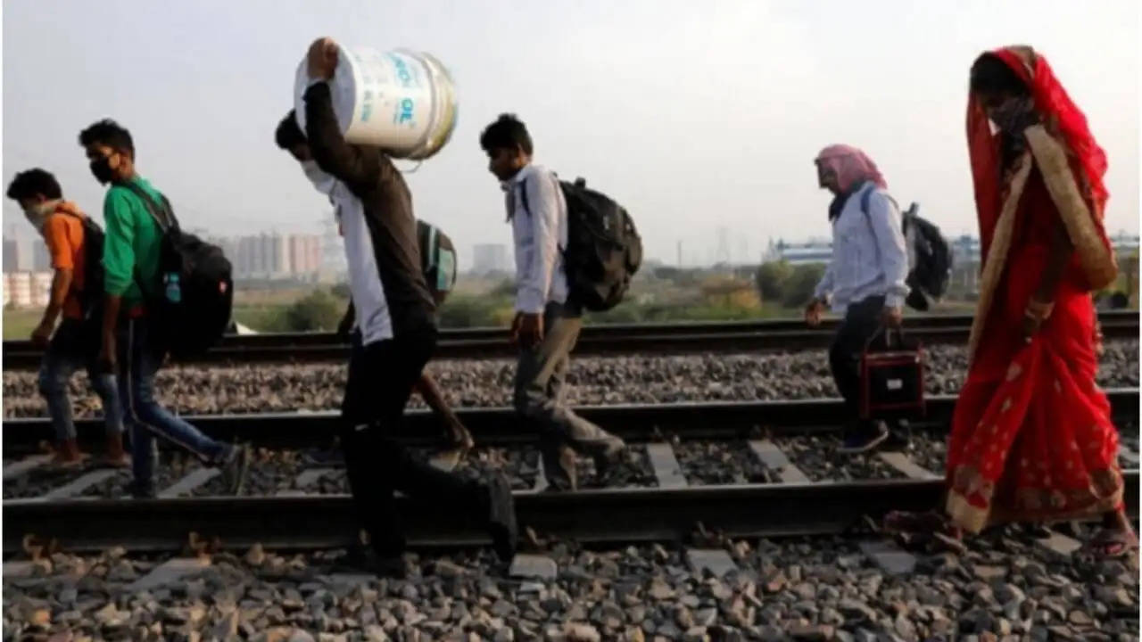 2020 में 8700 लोगों की रेल पटरियों पर गई जान, ज्यादातर प्रवासी मजदूर जो पैदल घर गए थे,