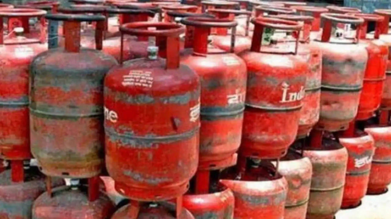  LPG Gas Cylinder Price Hike : महंगाई का एक और झटका, एलपीजी सिलेंडर आज फिर हुआ महंगा, देखें कीमतें