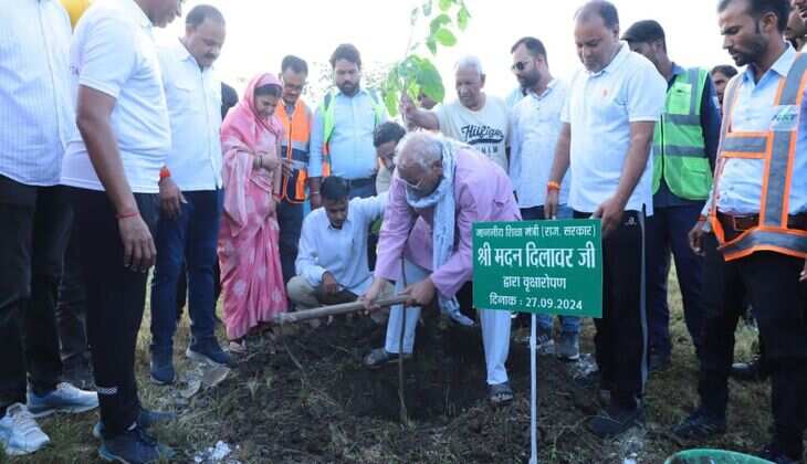 'एक पेड़ मां के नाम' अभियान के तहत लगाया पौधा