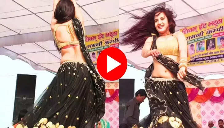 Haryanvi Dance: कोमल ने काले सूट में लचकाया गोरा बदन, स्टेज लगा हिलने