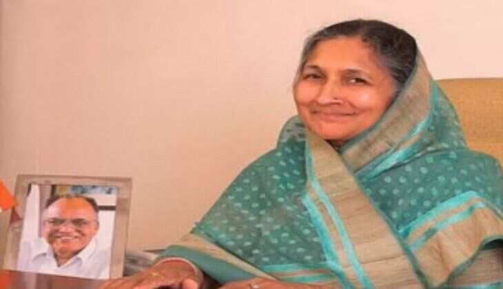 This woman wearing a pallu on her head did not even go to college, yet became a business tycoon