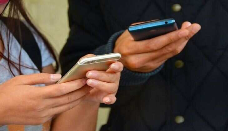 If you want to sell your old phone, then do not make this mistake even by mistake, otherwise private files may get leaked.