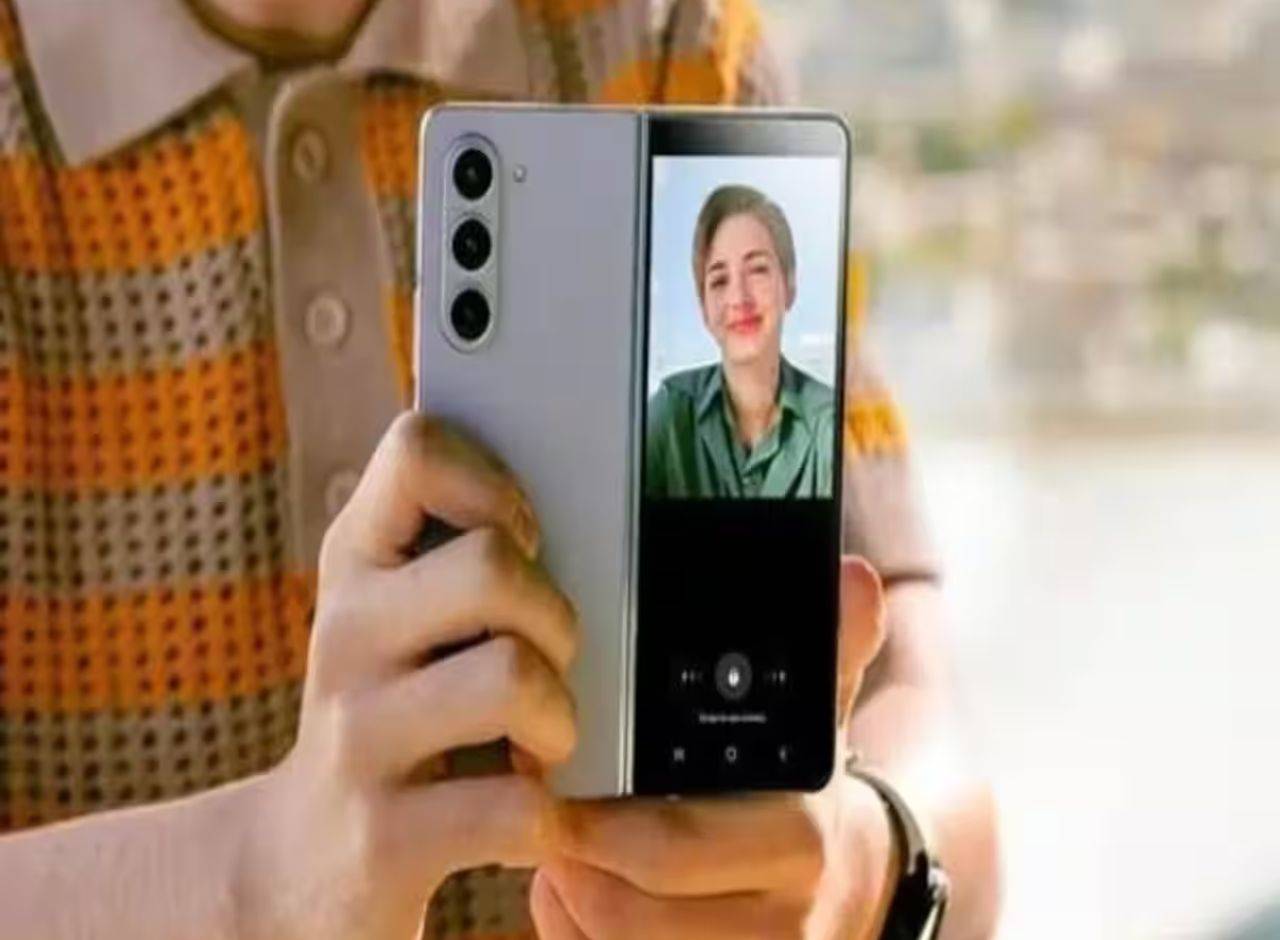 बड़ी खुशखबरी! Samsung के मुड़ने वाले फोन पर शानदार डिस्काउंट, आधी कीमत में खरीदें जल्द 